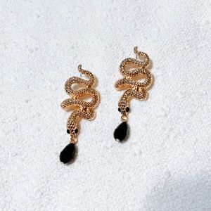 Snake earrings in gold